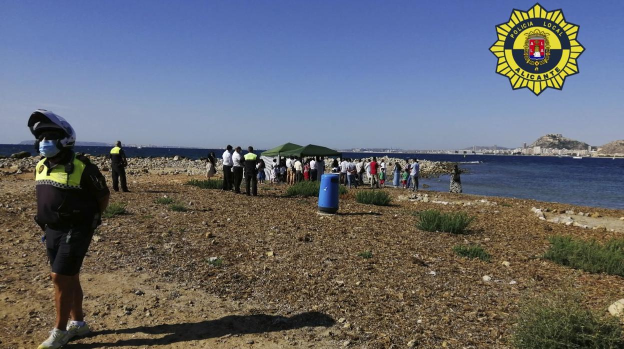 Momento de la intervención policial para disolver la celebración del bautizo ortodoxo en la playa