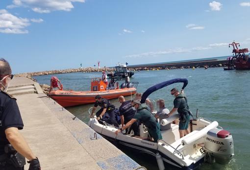 Desembarco del detenido tras cinco horas de rescate en el puerto