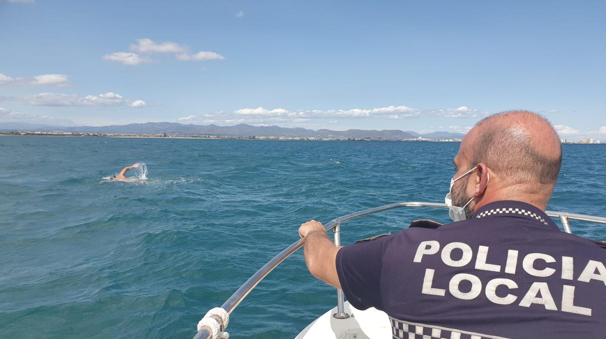 Un policía de Alboraia observa al hombre huyendo a nado en alta mar