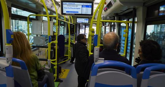 Usuarios dentro de un autobús de la EMT