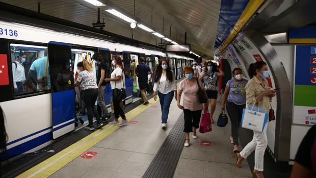 Madrid refuerza la oferta de transporte público y los controles de aforo ante las nuevas restricciones