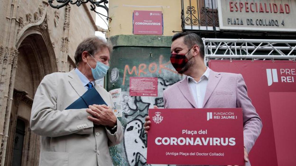 El concejal de Innovación del Ayuntamiento de Valencia, Carlos Galiana, y el presidente ejecutivo de los Premios Rey Jaime I, Javier Quesada, en la inauguración de la denominación de la plaza