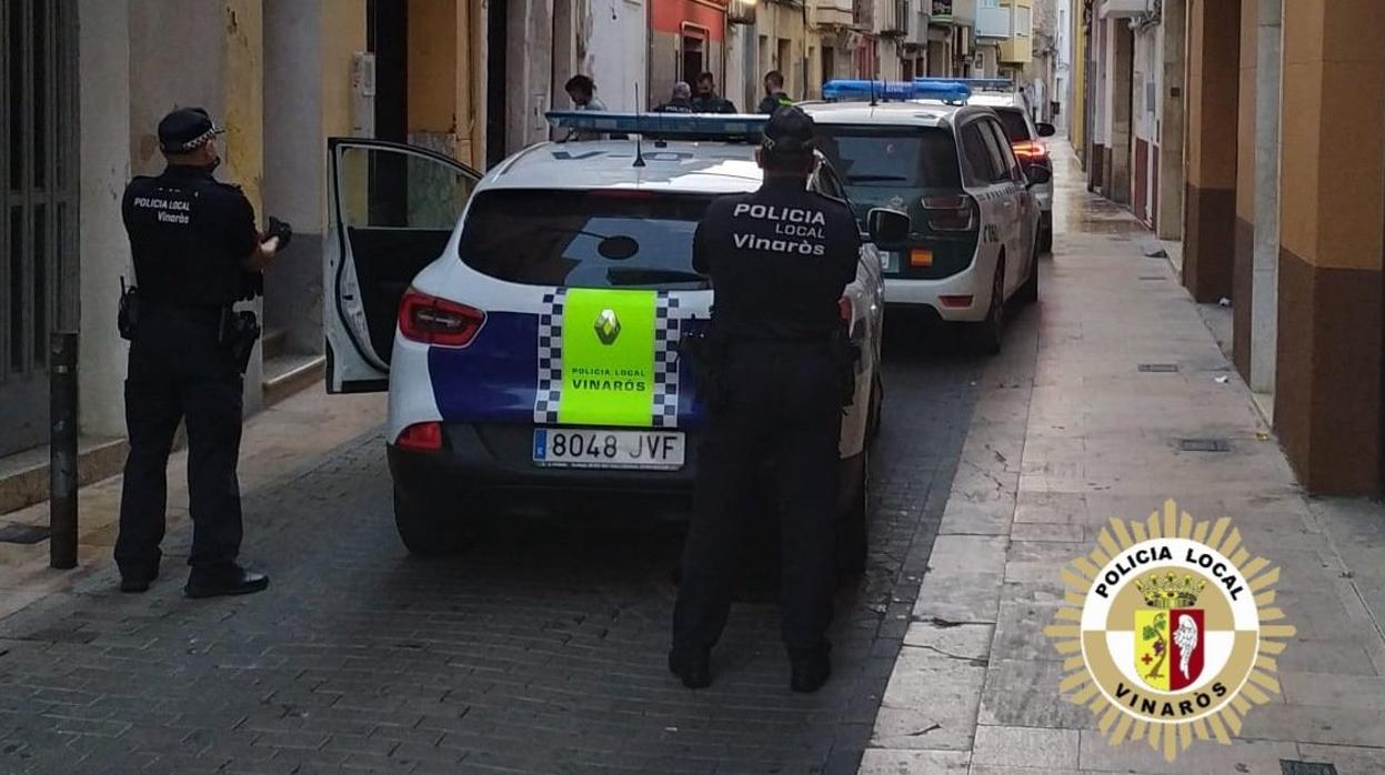 Efectivos de la Policía Local de Vinaroz y de la Guardia Civil en una intervención por unos «okupas»