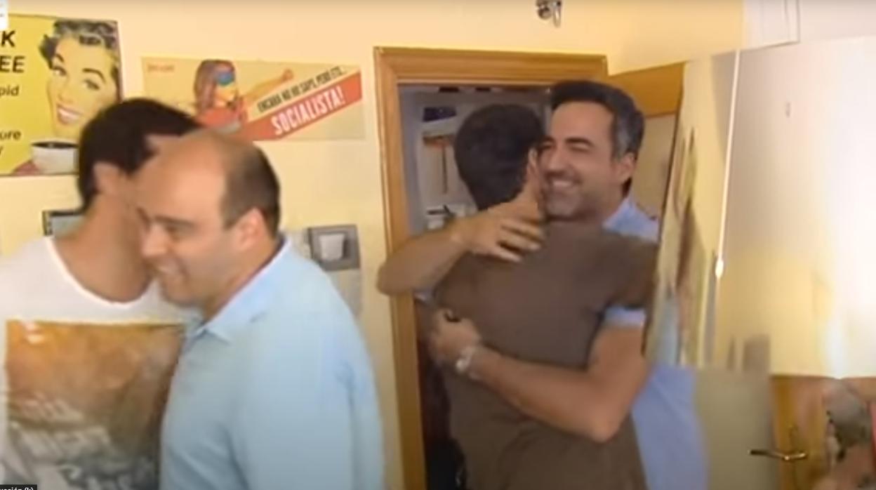 El presidente del Gobierno, Pedro Sánchez, y su amigo Ignacio Carnicero se abrazan, en una imagen de archivo