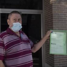 Paco Cabanillas, muestra su justificante médico a ABC