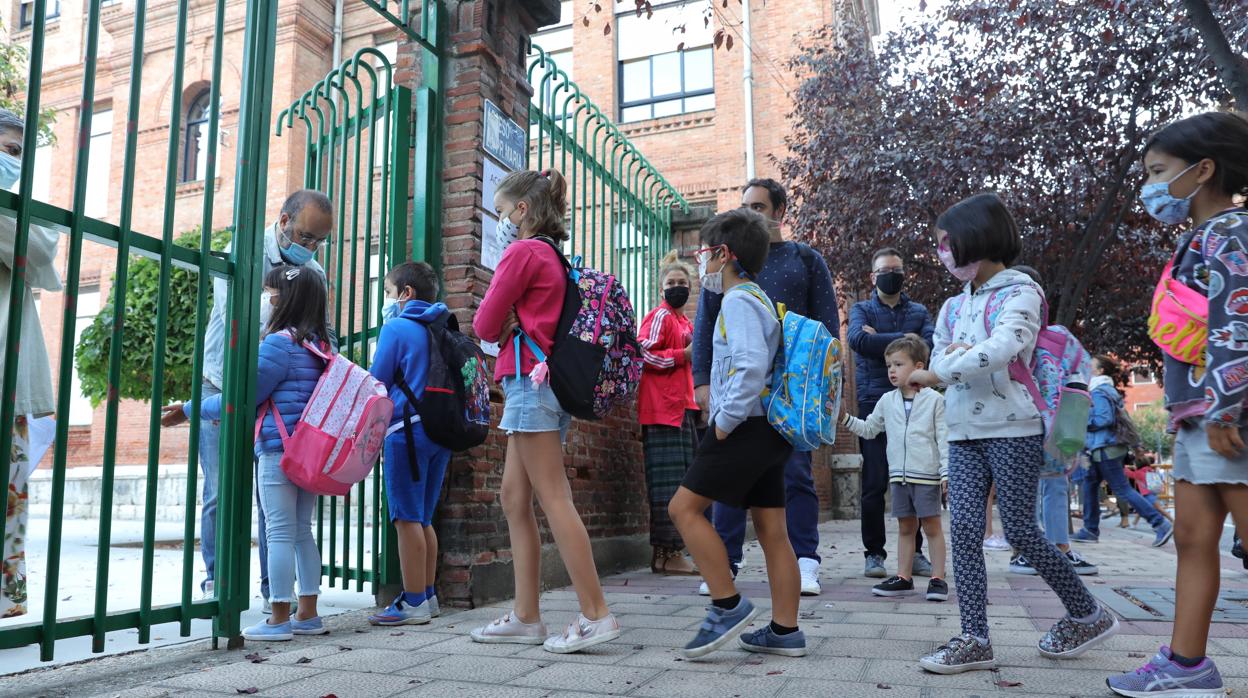 Los alumnos entran a un colegio de Valladolid en una imagen de archivo