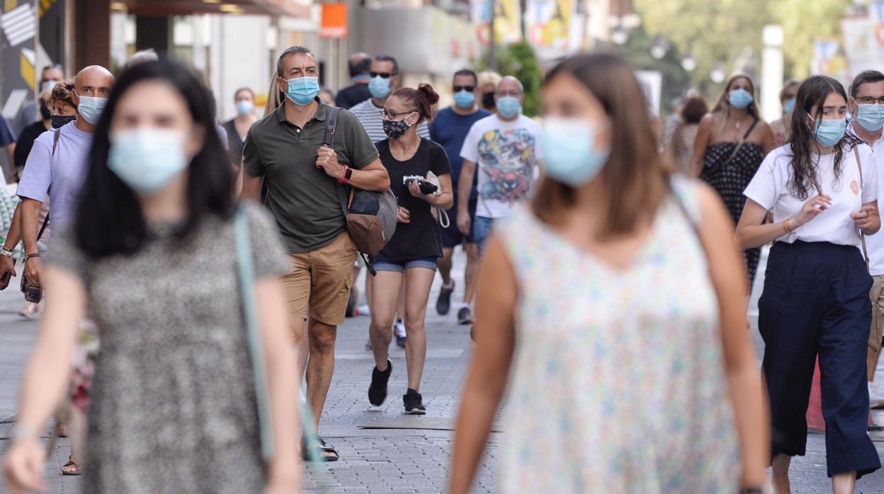 Varias personas con mascarilla en una céntrica calle de Valladolid en una imagen de archivo