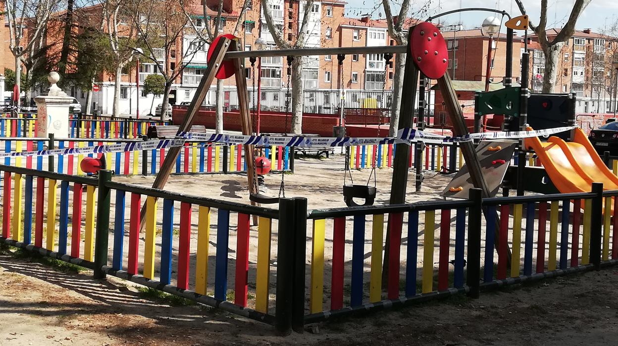 Un parque infantil cerrado en una imagen de archivo