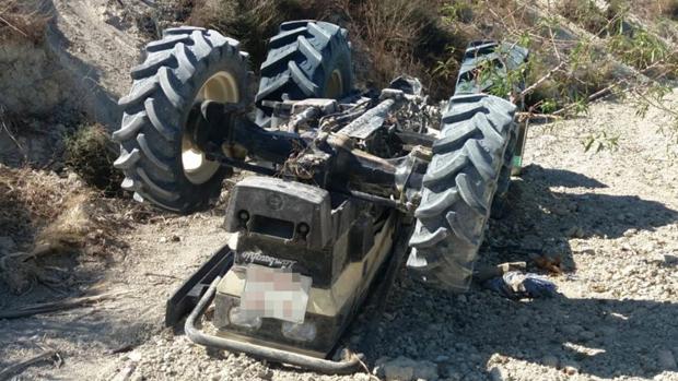 Muere un hombre de 56 años en un accidente entre un camión y un tractor en Requena