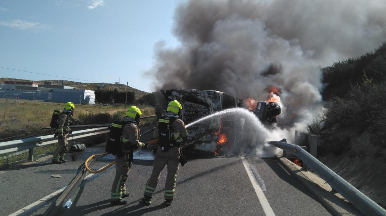 El camión quedó envuelto en llamas