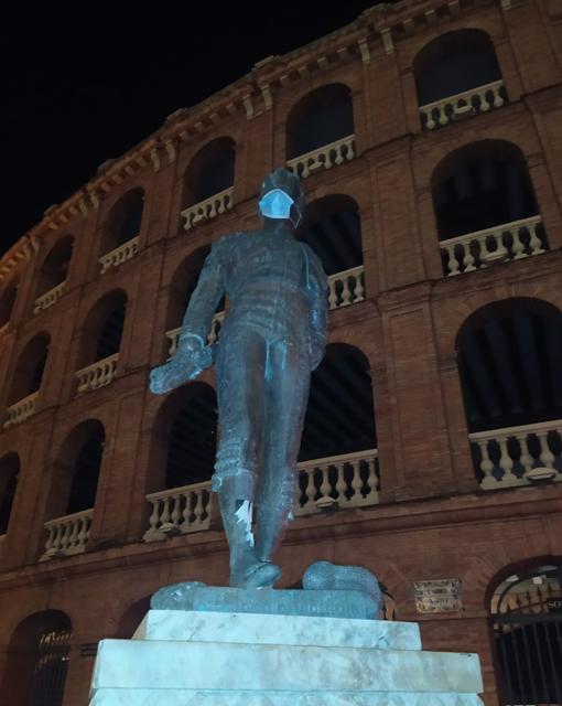 Valencia pone mascarilla a sus estatuas para concienciar sobre el coronavirus