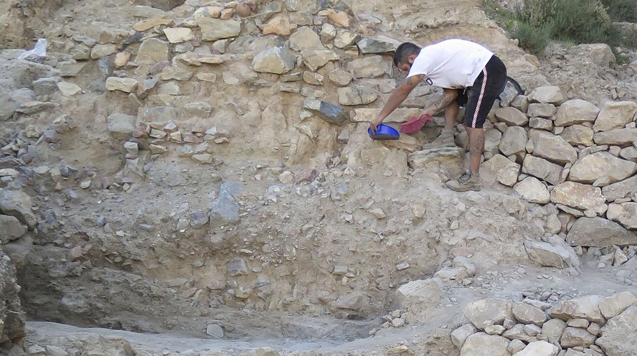 Un participante en las excavaciones en el yacimiento de Las Laderas del Castillo