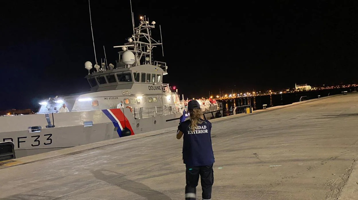 Imagen de la llegada al puerto de Palma de la patrullera francesa, con los inmigrantes rescatados