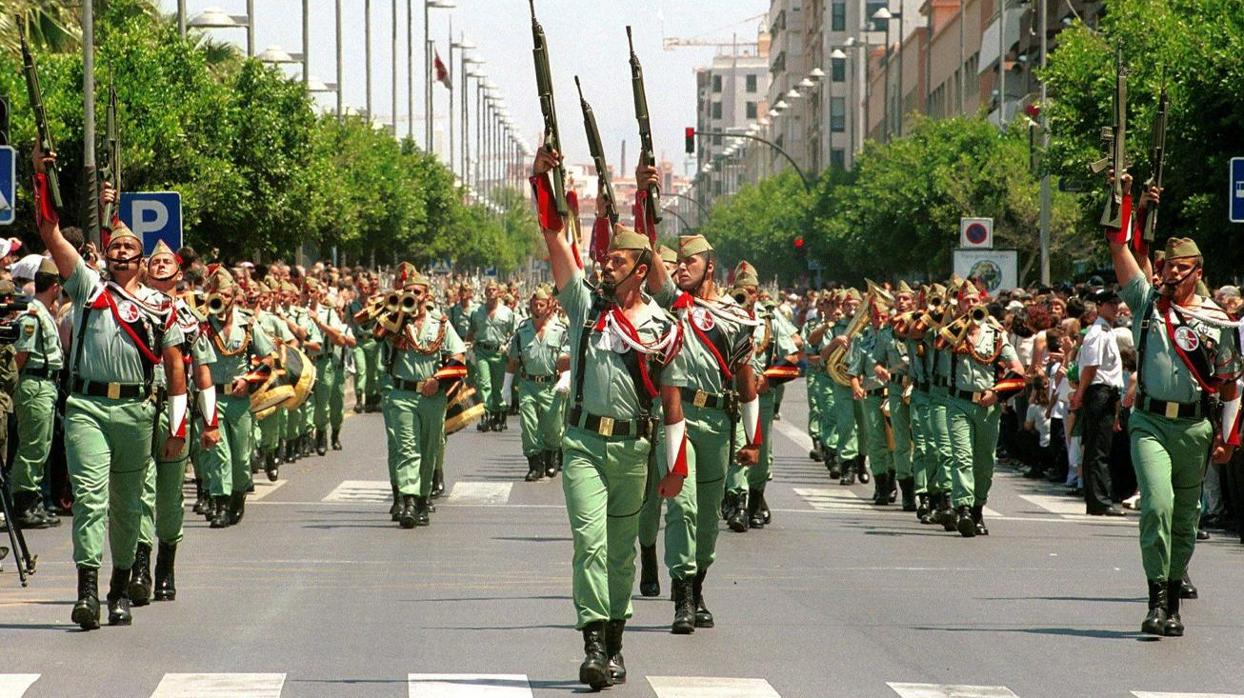 Desfile de legionarios con los fusiles al aire en Almería en 2001