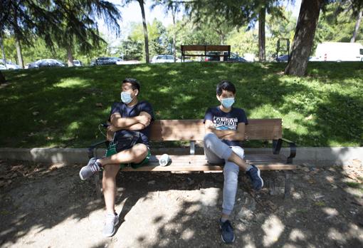 Dos jóvenes, en el parque de Olof Palme (Usera)