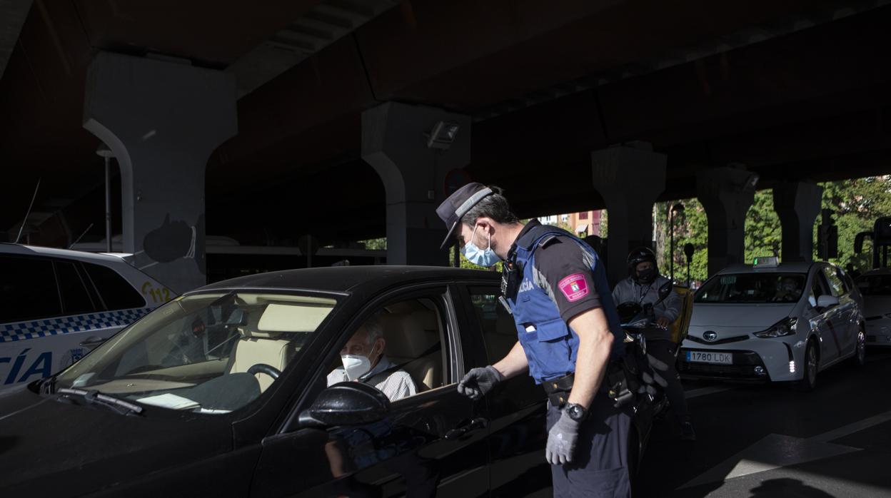 Un policía municipal de Madrid, en los controles instalados en Puente de Vallecas