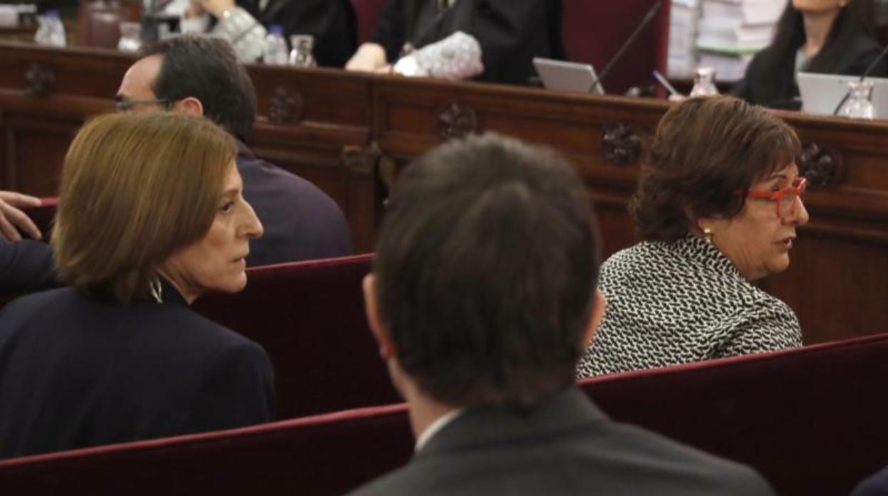 Forcadell y Bassa, sentadas en el Tribunal Supremo el día que empezó su juicio