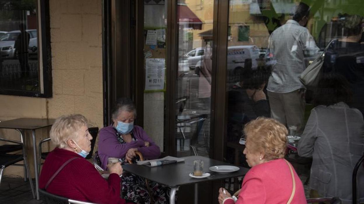 Terraza en una de las zonas afectadas por las restricciones, en Usera