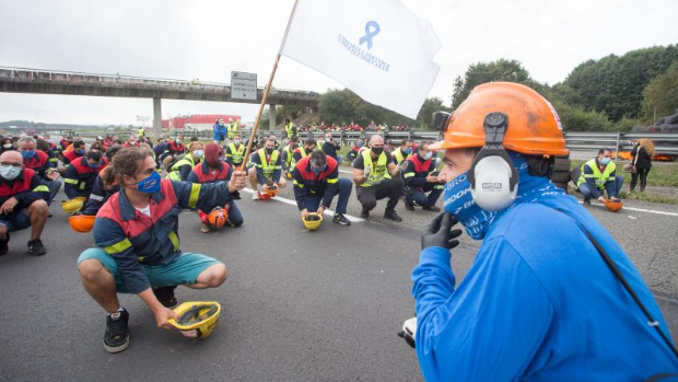 Los trabajadores de las auxiliares de Alcoa cortan la entrada a la fábrica: «Vamos a luchar por nuestros trabajos»