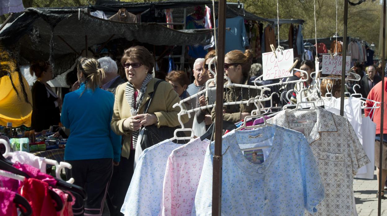 Un mercadillo en una imagen de archivo