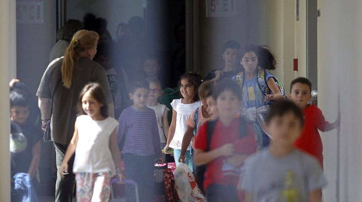 Alumnos de primaria en el primer día del curso escolar en Galicia