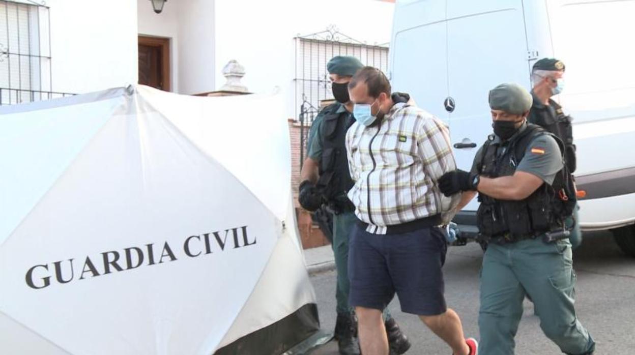 Eugenio Delgado conducido por la Guardia Civil tras una inspección ocular en su casa