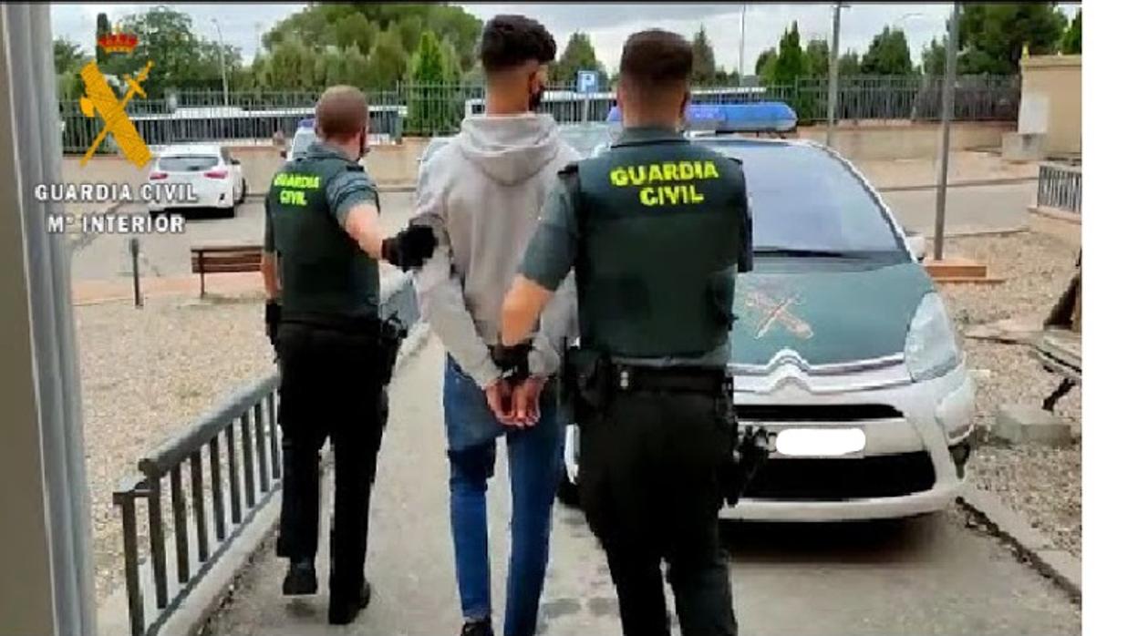 Momento de la detención por agentes de la Guardia Civil de Villaluenga