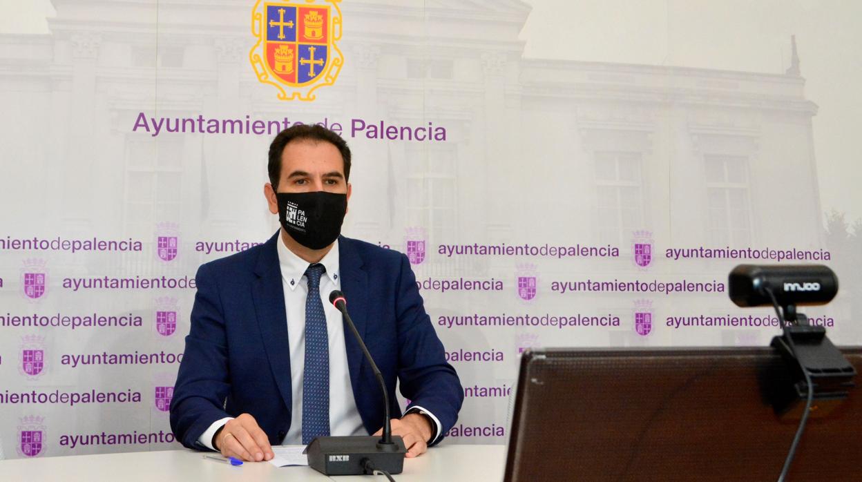 El alcalde de Palencia. Mario Simón, durante su comparecencia ayer para informar de las restricciones