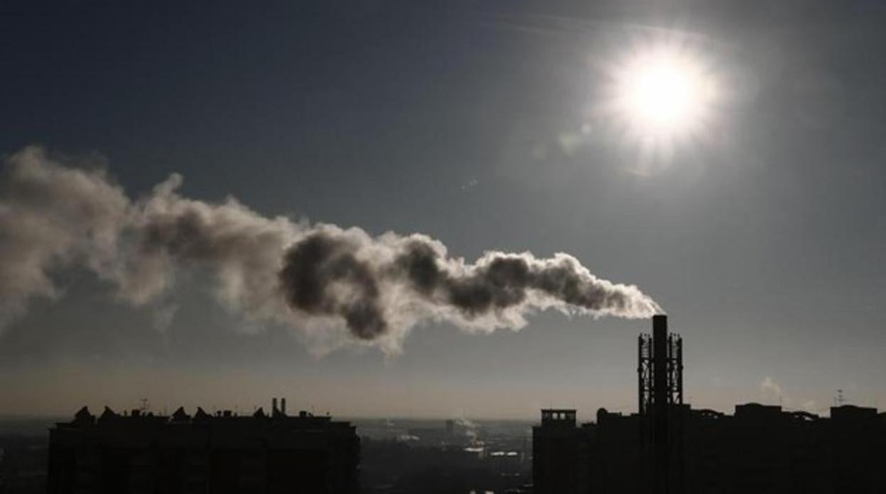 El humo de una caldera sale por el tejado de un edificio de Madrid