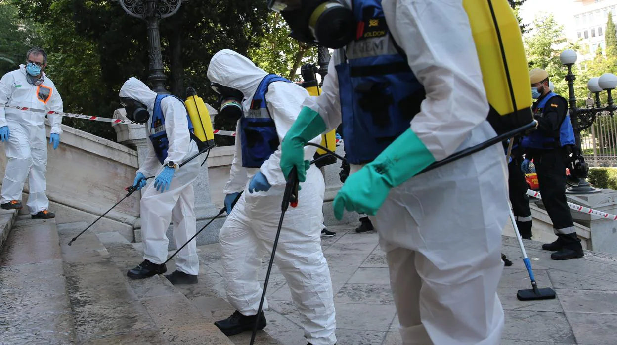 Miembros de la UME desinfectan en la capital, durante el estado de alarma