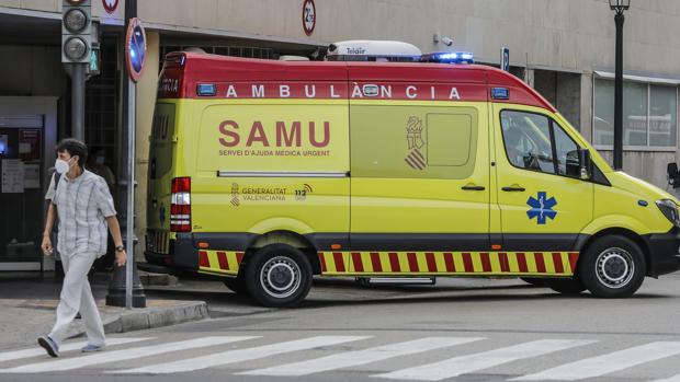 Cinco heridos en el choque entre un autobús y varios vehículos frente a una terraza en Valencia