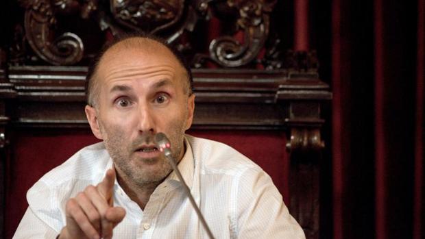 Jácome exhibe credenciales de Interior y anuncia trámites para expulsar a los críticos de DO