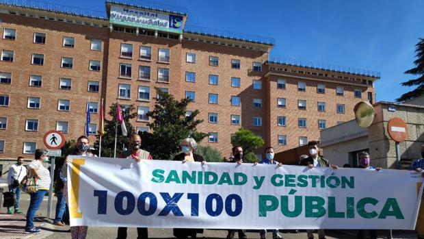 Medio centenar de personas se concentran por la sanidad pública