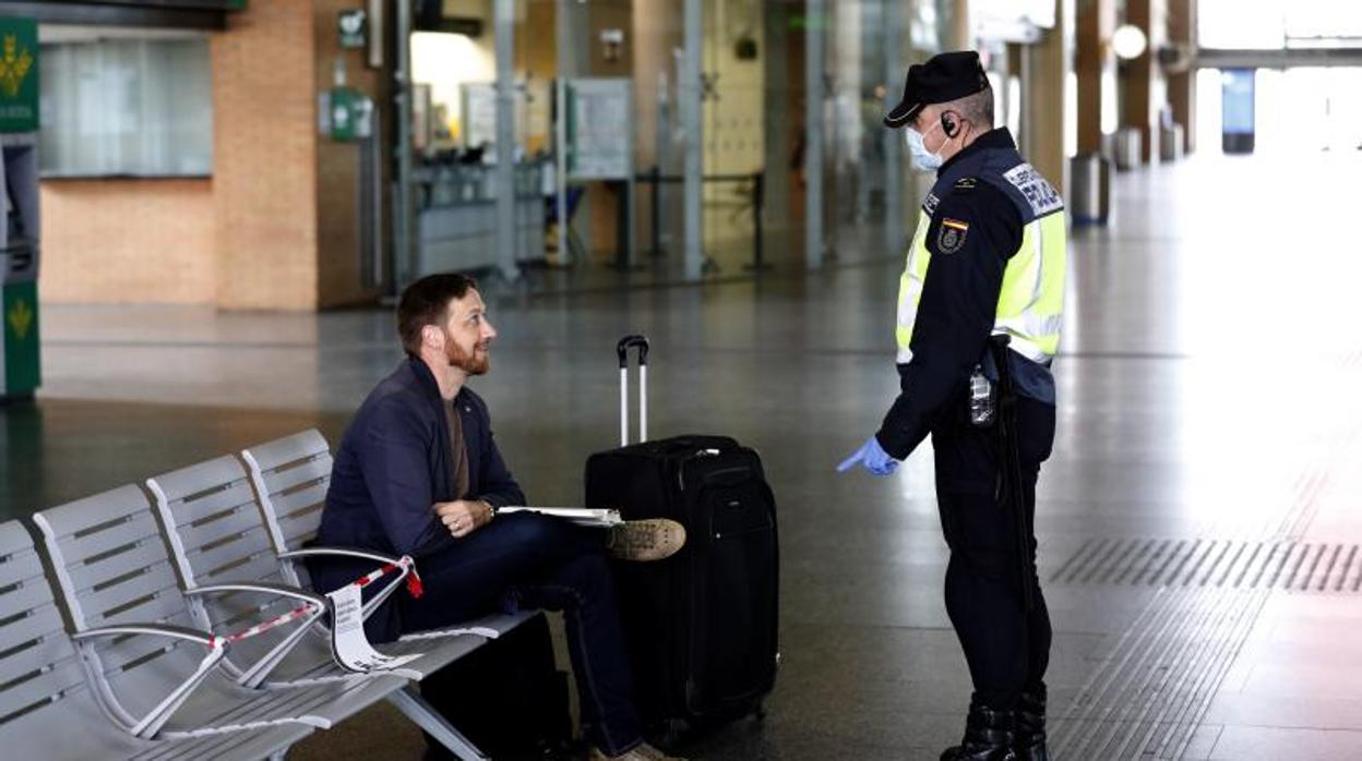 Control policial en una estación del AVE, en la fase inicial de la pandemia