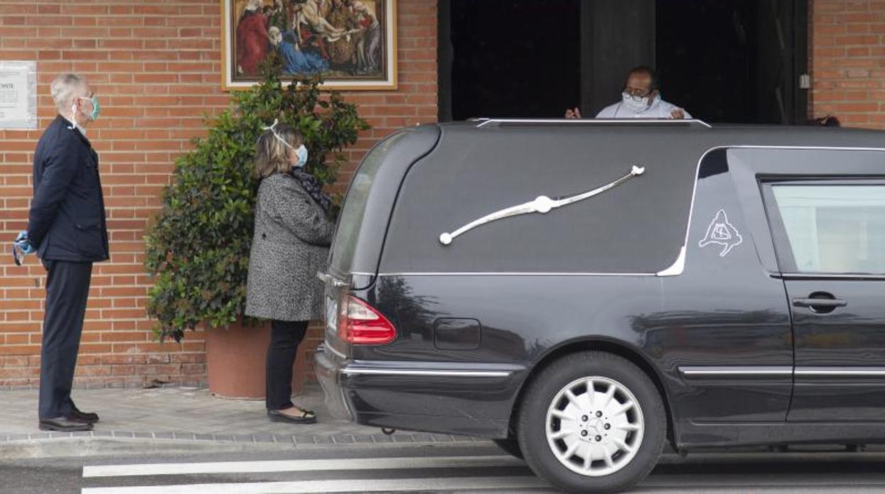 Un vehículo de la Funeraria lleva un ataud al cementerio municipal sur de Madrid