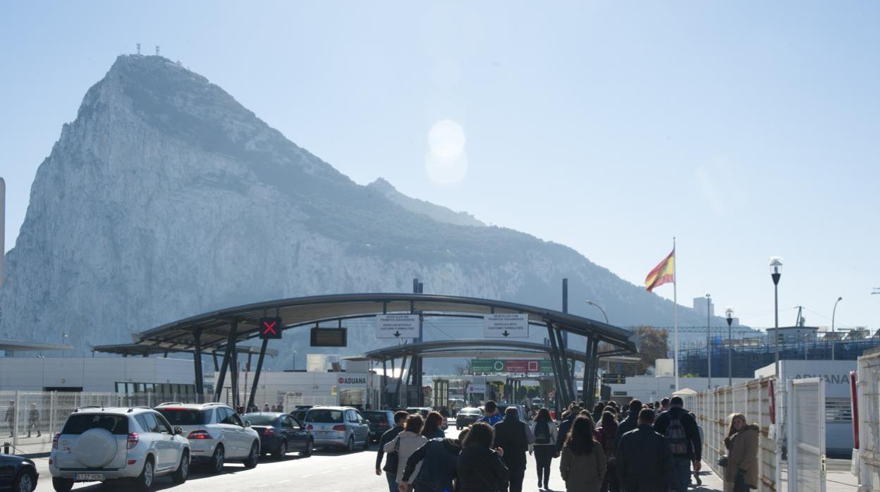 Largas colas en la frontera entre España y Gibraltar