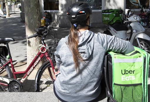 Paula espera un pedido en el paseo del Prado, junto a la estación de Atocha