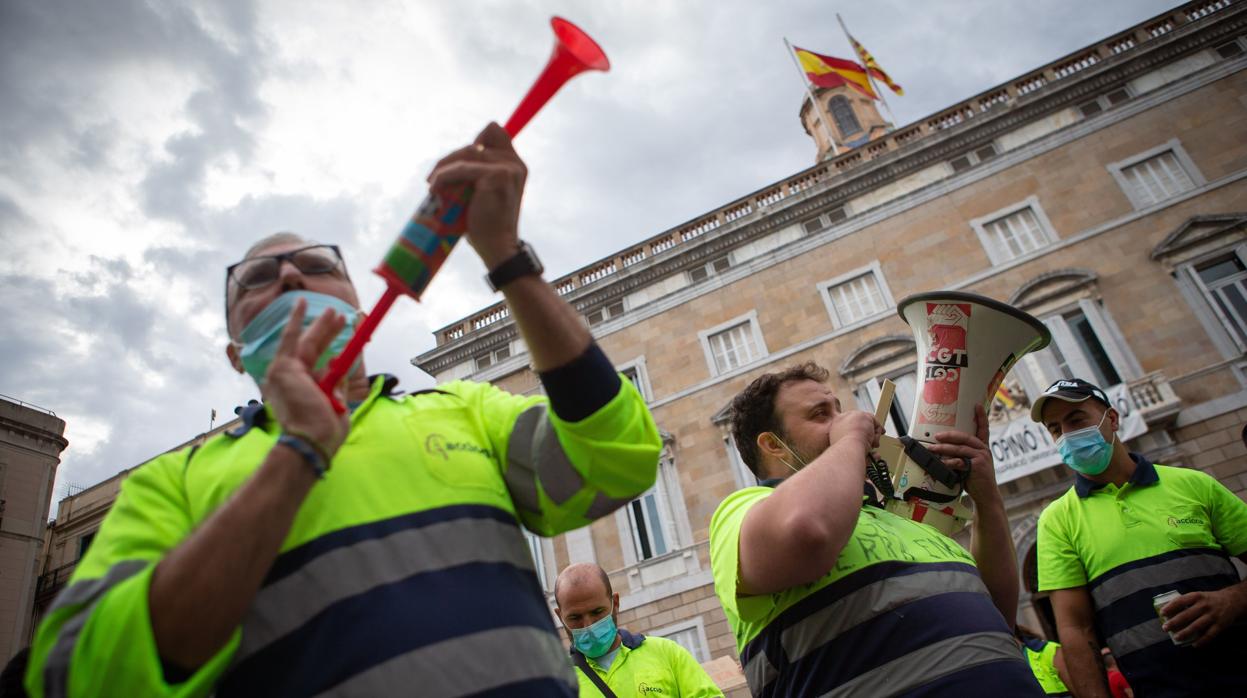 Trabajadores de ACCIONA se manifiestan frente al Palau de la Generalitat