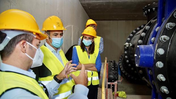 Elisa Valía visita la interconexión entre las plantas potabilizadoras de abastecimiento al área metropolitana de Valencia