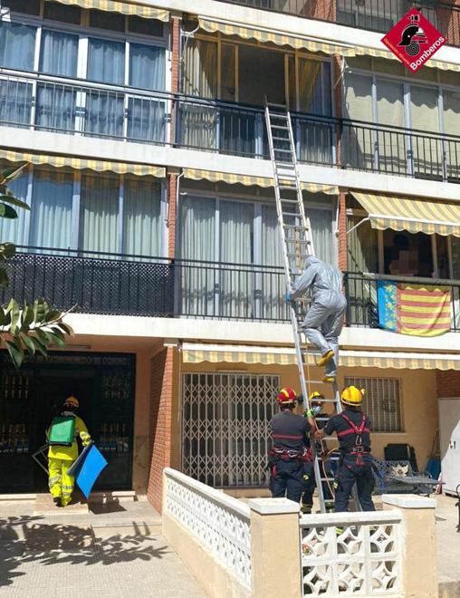 Maniobra de Bomberos accediendo por la ventana del domicilio donde se encontraba el cadáver