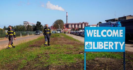 Cartel dando la bienvenida a Liberty House a la entrada de la factoría