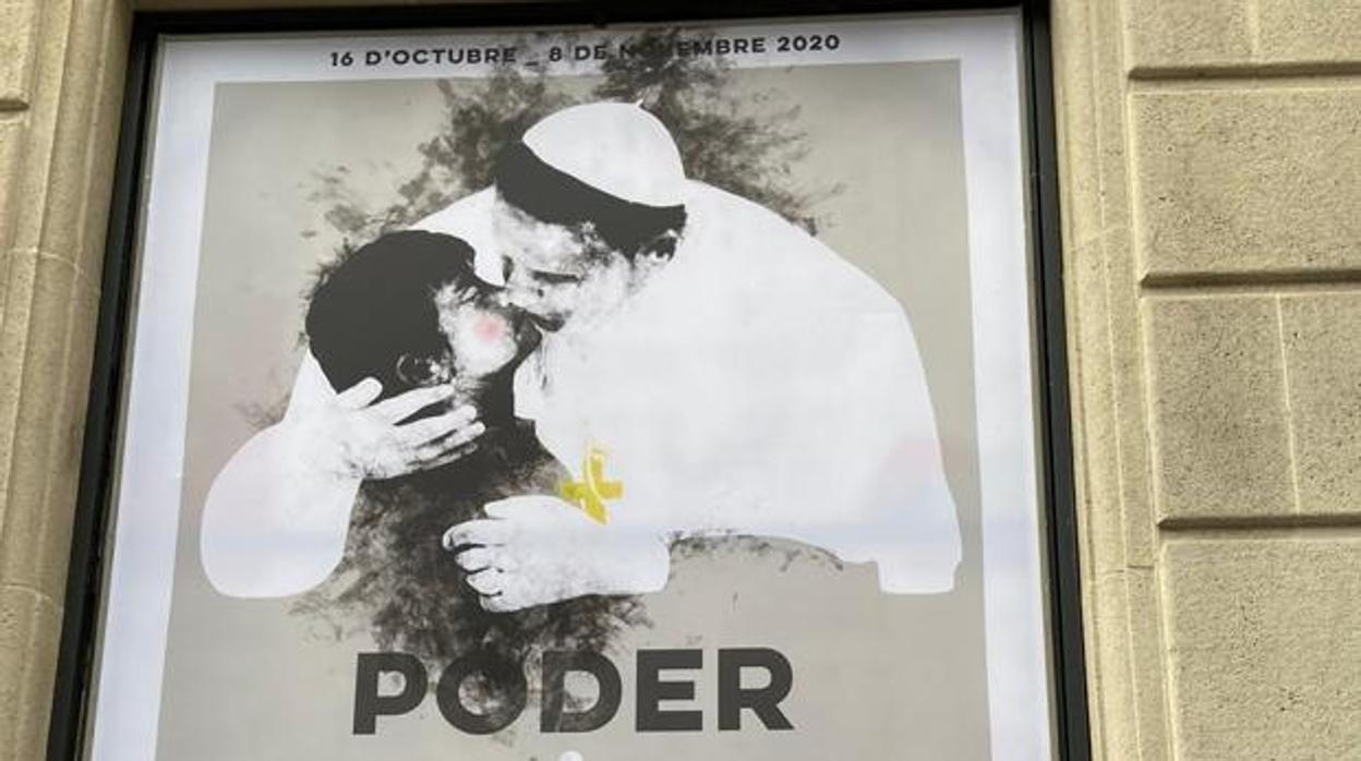 Detalle del cartel de la obra «Poder y Santidad» en el teatro Principal de Valencia