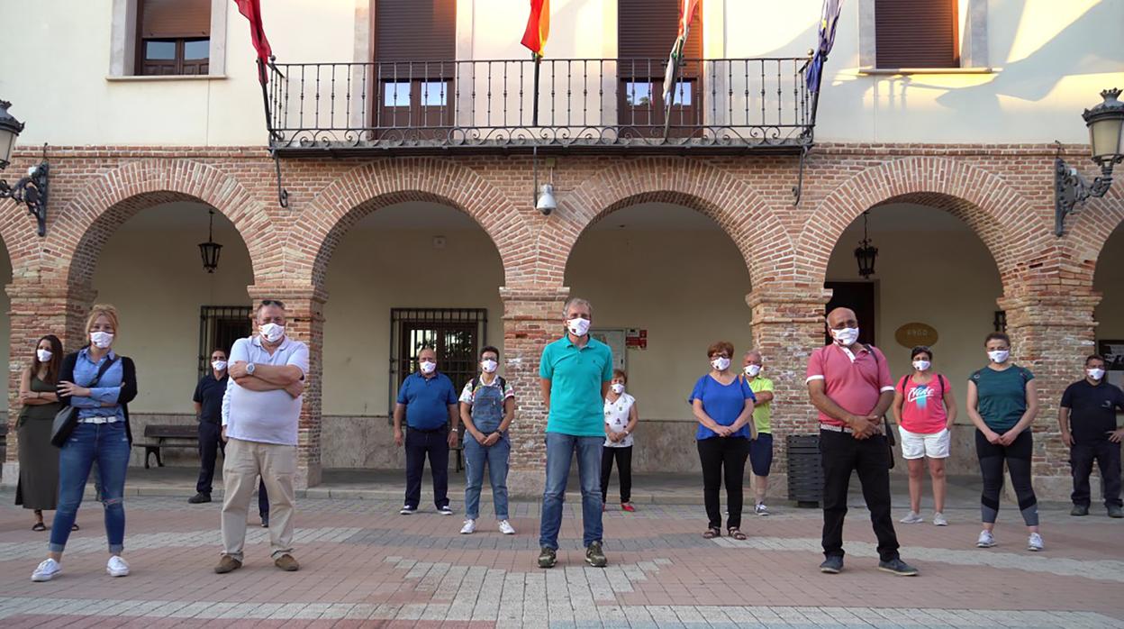 El alcalde de Madridejos, José Antonio Contreras (en el centro), con los promotores de la campaña