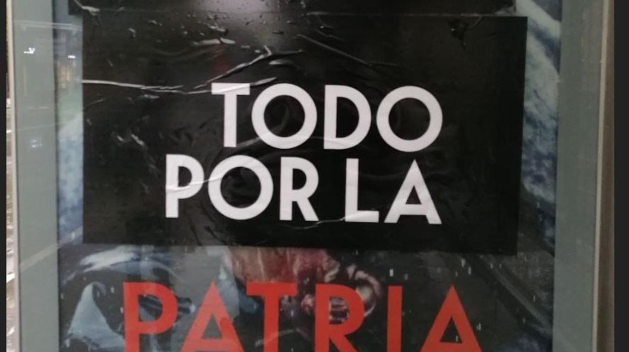 Radicales sabotean los carteles de «Patria» en San Sebastián: «La historia no será escrita por HBO»