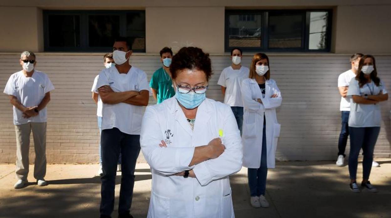 Personal sanitario protesta en el centro de salud de San Blas, en Alicante, por la sobrecarga de trabajo