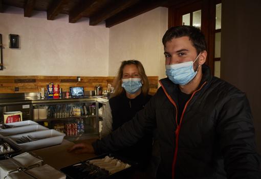 Agustín y Lucía, tras la barra del bar El Refugio, en Puebla de la Sierra