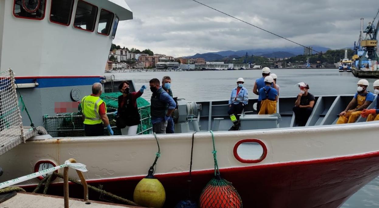 Un buque pesquero recupera los restos de un cadáver en la costa de Guipúzcoa