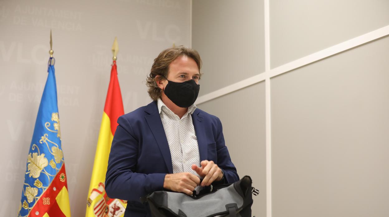 El concejal de Movilidad Sostenible, Giuseppe Grezzi, durante la rueda de prensa en la que ha informado de la destitución de su cargo del gerente de la Empresa Municipal de Transportes (EMT) de Valencia