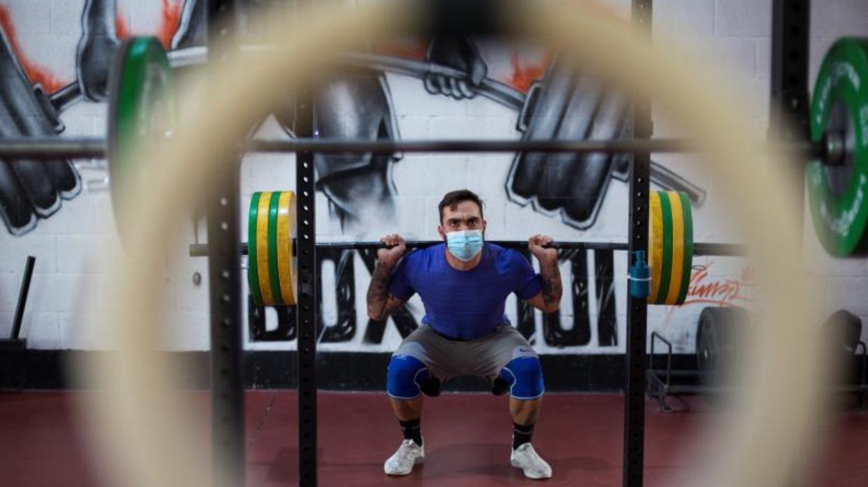 Un hombre parctica deporte con mascarilla en Orense, la ciudad gallega con mayor incidencia del coronavirus