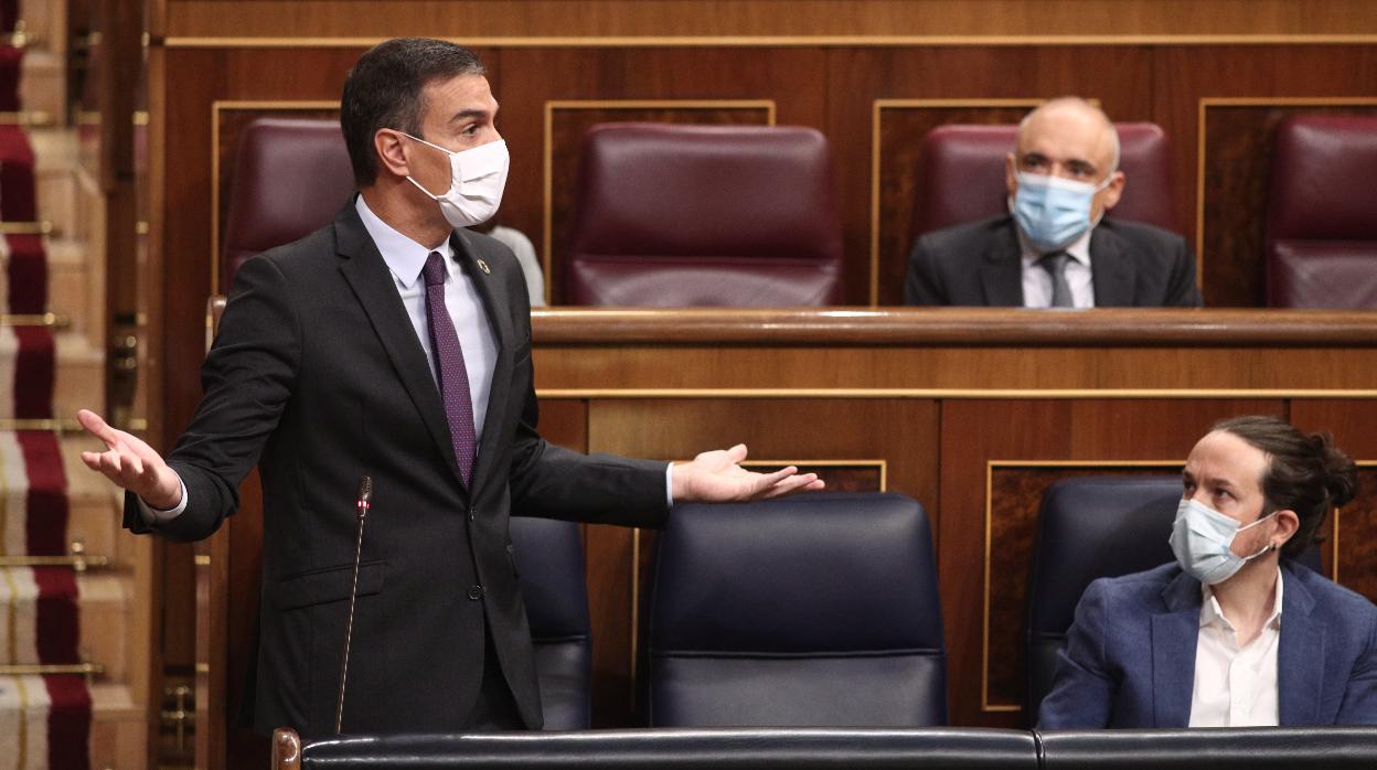 Sánchez responde a la portavoz de Bildu, ante la atenta mirada de Iglesias